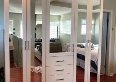 Direct Glass Closet with Mirrored Doors
